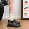 Mocasines estilo británico para mujer con hebilla de metal, nueva colección otoño 2026, versátiles y adecuados para el trabajo, con cierre de velcro, en un estilo clásico "old money", zapatos pequeños de piel