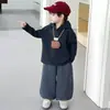 Conjunto Outono/Inverno 2026 para Meninos Novo Estilo Infantil Estiloso Hoodie Engrossado Conjunto de Três Peças Roupas de Inverno para Meninos Estiloso e Travesso Estilo Coreano Tendência