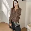 26 Outono Inverno Urso de Mel Design de Lã Senso de Design Botão Deslocado Malha Macia Grudenta Moda Temperamento Elegante Gola Alta Suéter 35187