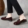 Zapatos planos de punta redonda para mujer, nuevo estilo otoño 2026, mocasines bajos, zapatos sin cordones con hebilla metálica, zapatos pequeños de cuero cómodos