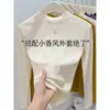 Camiseta básica de cuello alto medio para mujer, nuevo estilo de principios de otoño 2026, acanalada, corte ajustado, realza los hombros, top interior popular y elegante