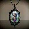 Um Colar Pingente de Coruja Exquisito com Padrão de Fundo Colorido, Colar de Cristal de Vidro Oval Presente