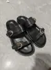Zapatillas Gruesas de Suela Metálica con Hebilla Grande Transfronterizas para Mujer 25 Verano Nuevas Sandalias Casuales al Aire Libre Europeas y Americanas Calzado de Mujer
