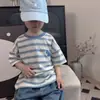 Nova camiseta infantil bordada 2026 verão casual manga curta estilosa listrada solta respirável para meninos e meninas