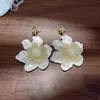 Nuevos aretes de flor de gardenia estilo chino para mujer, ambiente de verano junto al mar, aretes frescos y únicos