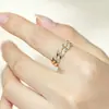 Anel Dourado Elegante e Único com Design de Espiga de Trigo Microincrustada em Zircônia, Ajustável, Anel Feminino Versátil de Duas Fileiras de Diamante