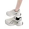 Zapatillas casuales estilo universitario para mujer, adecuadas para todas las estaciones, modernas zapatillas dad de suela gruesa que aumentan la altura, versátiles para ir al trabajo y para uso estudiantil