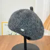 Boina de Cachemira Cortavientos Cálida de Color Sólido Bordada de Mohair Otoño e Invierno Versátil Gorra de Periodista Gorro de Punto Adelgazante