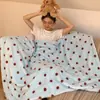 Manta macia e fofa com estampa de bolinhas estilo coreano, adequada para uso como capa de sofá, manta de ar condicionado ou manta pequena para o quarto