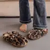 Pantuflas de felpa de algodón con estampado de leopardo para mujer, para usar en invierno al aire libre, con forro polar extra y interior engrosado, cálidas, antideslizantes, pantuflas peludas de suela suave para uso en casa