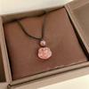 Collar Colgante de Garra de Gato de Cristal de Fresa para Mujer Diseño de Nicho Avanzado Simple Exquisito Fresco Dulce Collar Nuevo