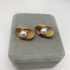 Pendientes de moda retro europeos y americanos de aleación chapada en oro, pendientes vintage de la serie Perla sin agujeros para las orejas para mujer.