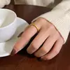 Anéis de aliança lisa dourados, anéis de casal, joias de mão, design de nicho feminino, anéis de aliança lisa imitação de ouro, luxo leve tradicional
