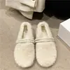 Sapatos slip-on de sola reta com corrente, novo estilo 2026, sapatos femininos fofos, adornos de pérola, sapatos de algodão estilo coreano de inverno, versáteis e delicados