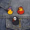 Broche de Calabaza Fantasma de Halloween de Dibujos Animados Pato Amarillo Pequeño Sombrero de Mago Insignia de Pato Adornos para Pines de Ropa Bolsas