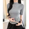 Camiseta de manga corta de color azul cielo de alta calidad con cuello semi-alto para mujer, estilo nuevo verano 2026, camiseta básica para llevar debajo, top ajustado de manga media