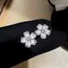 Brincos pingente flor cerejeira banhados a prata com zircônia e aplicação de óleo, brincos simples e estilosos, brincos femininos requintados e versáteis atacado