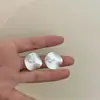 Pendientes de Hoja de Loto de Metal Escarchado con Perlas para Mujer Diseño Francés de Lujo Ligero Sentido de la Moda Pendientes Versátiles Pendientes