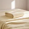 Juego de sábanas simple para todas las estaciones, una sola pieza para dormitorio estudiantil, juego de tres piezas de funda de edredón y fundas de almohada lavadas de color liso para uso en la cama