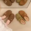 Novos tamancos vintage de bico fechado para mulheres para o início do outono de 2026, sapatos baixos slip-on confortáveis e versáteis para uso ao ar livre