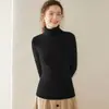 Suéter de Cashmere Feminino Bai Cai Rong Outono/Inverno 2026 com Gola Alta Canelada, Design Versátil, Tricô de Lã