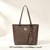 Bolsa de ombro tote estampada casual retrô para mulheres, com design de letras, um estilo novo e moderno para o dia a dia, e grande capacidade, disponível como conjunto de duas peças para 2026