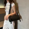 Bolsa cilíndrica de fio bordado romboidal feminina design de nicho nova moda versátil bolsa baguette Amazon bolsa de ombro transversal