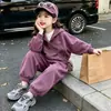 Conjunto casual com capuz para meninas de outono de comércio exterior 2026 novo conjunto escolar estiloso de duas peças com forro vestuário infantil moderno atacado