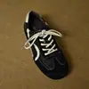 Zapatos de entrenamiento alemanes negros de punta redonda, suela plana, con cordones, para mujer, nuevo modelo 2026, zapatos deportivos casuales para exteriores de suela blanda