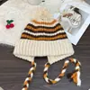 Chapéu de Lã Listrado Estilo Coreano para Outono e Inverno para Mulheres Quente com Forro de Fleece Proteção para Orelhas Chapéu Pulôver com Tira Pom Pom de Pelo Chapéu de Lã Lei Feng