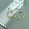 Um Par de Brincos Geométricos Circulares Estilosos no Estilo de Rua para Mulheres, Estilo Europeu e Americano, com um Design Vazado Exagerado e Sofisticado