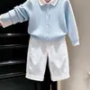 Conjunto Duas Peças para Meninos Outono 2026: Cardigã de Tricô Trançado Azul Claro com Gola Polo e Calça Branca de Pernas Largas