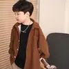 26 Nueva colección de otoño: Elegante y genial prenda exterior a cuadros para niños pequeños, con cuello de pana y diseño abierto al frente.