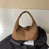 Bolsa de Ombro Feminina Transfronteiriça Retrô Milênio Garota Picante Rebite Sobrancelha Nova Outono/Inverno Grande Capacidade Toque de Luxo Bolsa de Ombro Único