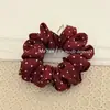 Scrunchie de Tecido Vermelho com Bolinhas para Ano Novo com Costura Elegante e Detalhes de Bolinhas, Elástico Versátil para Rabo de Cavalo