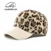 Chapéu de Lã de Cordeiro para Mulheres, Estilo Outono e Inverno, Boné de Baseball Espessado e Quente, Chapéu com Aba Rígida para Proteção Solar, Boné Versátil com Aba de Leopardo