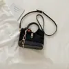 Nuevo modelo de principios de otoño 2026, bolso de mano con diseño personalizado, alto valor estético, bolso tipo cubo simple, moderno para el trabajo y los desplazamientos, bolso cruzado