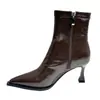 Botas de Cano Curto Vintage Chuyuji com Bico Fino e Salto Alto Marrom para Mulheres, Salto Agulha, Novidade de Verão 2026, Botas Slim Versáteis de Salto Médio