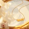 Collar con colgante de bebé con letras en inglés de moda europea y americana, cadena de clavícula para niñas, joyería popular que no se decolora, retención de color de acero de titanio.