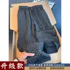 Calça jacquard estampada escura estilo retrô americano, coleção de outono masculina, apresentando um design fluido e de alta qualidade, corte reto e um caimento relaxado e solto para uso casual