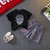 Traje Estampado de Estilo Coreano para Bebé Niño para Niños Pequeños y Medianos Nuevo Estilo de Verano Letra Manga Corta Tie-Dye Shorts Conjunto de Dos Piezas