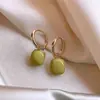 Brincos geométricos quadrados em formato de coração retrô, um design único e estiloso para mulheres, apresentando um visual minimalista e moderno, e um toque de luxo discreto.
