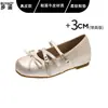 Versión de cuero de zapatos Mary Jane plateados con tira cruzada para mujer, zapatos de ballet a la moda con suelas suaves que no cansan los pies, zapatos pequeños de cuero
