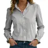 Camisa social feminina listrada com botões, mangas longas, punhos franzidos e gola com babados, adequada para o trabalho na primavera.