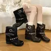 Botas de cano médio estilo coreano com fivela de rebite 2026 para mulheres, outono e inverno, pretas, salto baixo, botas de motociclista doces e estilosas, botas curtas que afinam