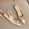Elegantes y delicadas sandalias de estilo francés para mujer con cierre de lazo y punta cerrada, nuevas para el verano de 2026, con punta redonda y abierta en la parte trasera, adecuadas para combinar con faldas.