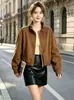 Chaqueta de Cuero Corta Estilo Retro Cool con Cuello Alto para Mujer, Chaqueta de Motociclista de Otoño para Figuras Menudas, Top Rejuvenecedor en Color Café Oscuro