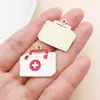Nuevo accesorio de colgante de aleación con forma de corazón de jeringa médica roja y blanca, gorro de enfermera, accesorio para joyería de nicho DIY