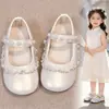 Sapatos Pequenos de Couro Cor Sólida para Meninas Estilo Primavera/Outono 2026 Moda Malha Pérola Sapatos de Princesa Sapatos Individuais para Performance Infantil Pequeno e Médio