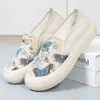 Sapatos Casuais Femininos de Tecido com Borboleta 2025 Primavera e Verão Novos Sapatos Slip-On de Solado Grosso Moda Feminina Versáteis Sapatos de Pescador Preguiçosos